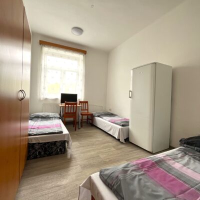 trojlůžkový pokoj ubytovna